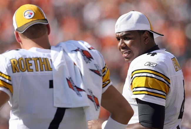 CINCINNATI - OCTOBER 19:  Quarterback Byron Leftwich #4 of the Pittsburgh Steelers talks to Ben Roethlisberger #7 during the NFL game against the Cincinnati Bengals at Paul Brown Stadium on October 19, 2008 in Cincinnati, Ohio.  (Photo by Andy Lyons/Getty Images)