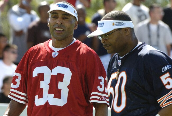 San Francisco 49ers running back Roger Craig and Chicago Bears linebacker Mike Singletary compete  in a flag-football legends  game during 2005 Pro Bowl week in Ko Olina, Honolulu February 11, 2005.  (Photo by Al Messerschmidt/Getty Images)