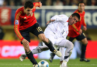 VILLARREAL, SPAIN - NOVEMBER 19:  Cesc Fabregas (L) of Spain duels for the ball with Mauricio Isla of Chile during the international friendly match between Spain and Chile at the El Madrigal stadium on November 19, 2008 in Villarreal, Spain.  (Photo by Jasper Juinen/Getty Images)