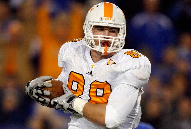 LEXINGTON, KY - NOVEMBER 28:  Luke Stocker #88 of the Tennessee Volunteers catches a touchdown pass during the SEC game against the Kentucky Wildcats at Commonwealth Stadium on November 28, 2009 in Lexington, Kentucky.  (Photo by Andy Lyons/Getty Images)