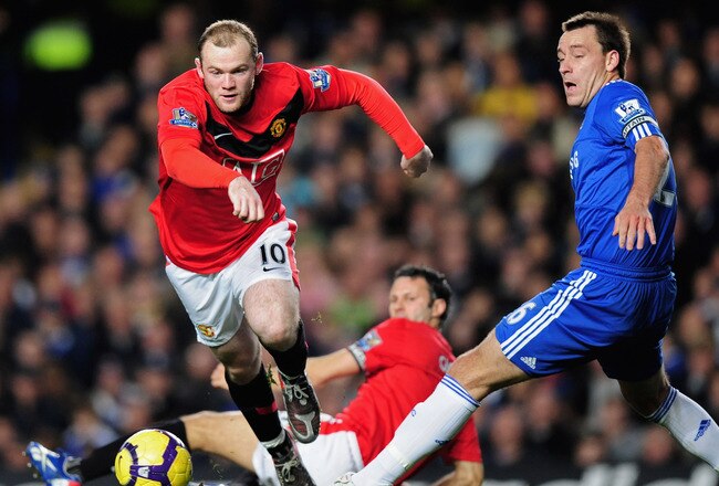 LONDON, ENGLAND - NOVEMBER 08:  Wayne Rooney of Manchester United goes past the challenge from John Terry of Chelsea during the Barclays Premier League match between Chelsea and Manchester United at Stamford Bridge on November 8, 2009 in London, England.  (Photo by Clive Mason/Getty Images)