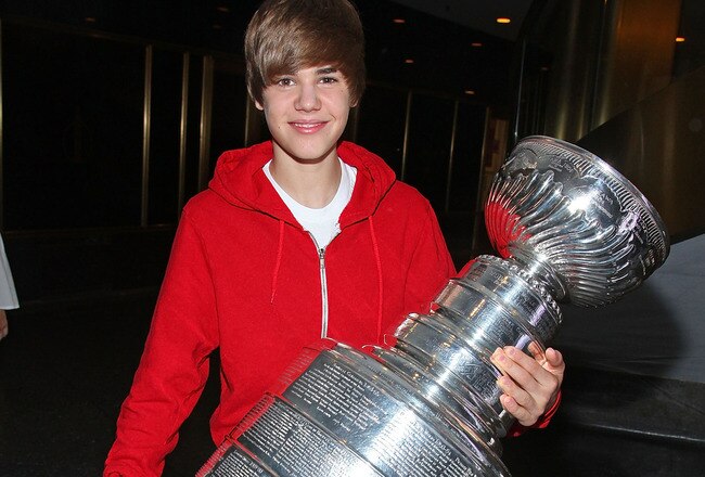 NEW YORK - JUNE 04:  Singer Justin Bieber holds the Stanley Cup prior to performing on NBC's TODAY Show on June 4, 2010 in New York City.  (Photo by Mike Coppola/Getty Images for NHL)