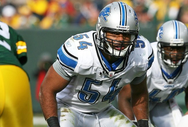 GREEN BAY, WI - OCTOBER 18: DeAndre Levy #54 of the Detroit Lions awaits the start of play against the Green Bay Packers at Lambeau Field on October 18, 2009 in Green Bay, Wisconsin. The Packers defeated the Lions 26-0. (Photo by Jonathan Daniel/Getty Images)