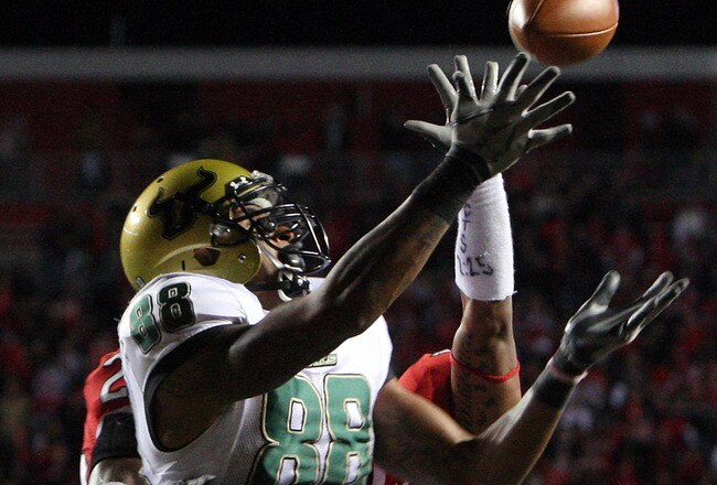PISCATAWAY, NJ - NOVEMBER 12: Andreas Shields #88 of the South Florida Bulls attempts a reception in the first half against the Rutgers Scarlet Knights at Rutgers Stadium on November 12, 2009 in Piscataway, New Jersey.  (Photo by Jim McIsaac/Getty Images)