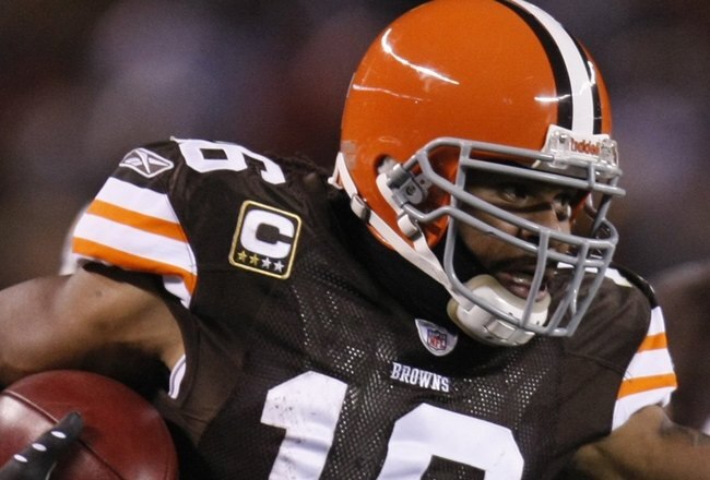 CLEVELAND - DECEMBER 10:  Joshua Cribbs #16 of the Cleveland Browns runs with the ball during the game against the Pittsburgh Steelers on December 10, 2009 at Cleveland Browns Stadium in Cleveland, Ohio. Cleveland won the game 13-6.  (Photo by Gregory Shamus/Getty Images)