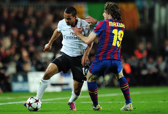 BARCELONA, SPAIN - APRIL 06:  Maxwell of Barcelona challenges Theo Walcott of Arsenal during the UEFA Champions League quarter final second leg match between Barcelona and Arsenal at Camp Nou on April 6, 2010 in Barcelona, Spain.  (Photo by Shaun Botterill/Getty Images)