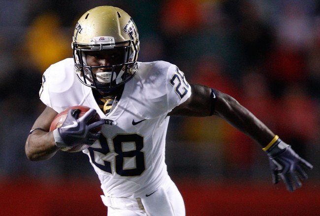 PISCATAWAY, NJ - OCTOBER 16:  Dion Lewis #28 of the University of Pittsburgh Panthers runs against the the Rutgers University Scarlett Knights on October 16, 2009 at Rutgers Stadium in Piscataway, New Jersey.  (Photo by Jared Wickerham/Getty Images)
