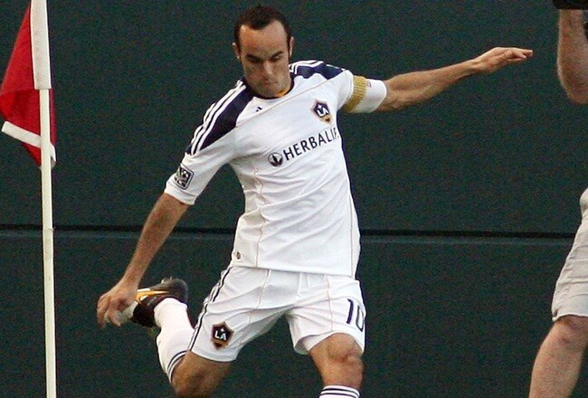 CARSON, CA - JULY 04:  Landon Donovan #10 of the Los Angeles Galaxy takes a corner kick against the Seattle Sounders FC on July 4, 2010 at the Home Depot Center in Carson, California.  Donovan is playing in his first MLS game since returning from the 2010 FIFA World Cup in South Africa.  (Photo by Jeff Golden/Getty Images)