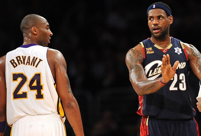 LOS ANGELES, CA - DECEMBER 25:  Kobe Bryant #24 of the Los Angeles Lakers and Mo Williams #2 of the Cleveland Cavaliers exchange words during the game at Staples Center on December 25, 2009 in Los Angeles, California. NOTE TO USER: User expressly acknowledges and agrees that, by downloading and or using this photograph, User is consenting to the terms and conditions of the Getty Images License Agreement.  (Photo by Lisa Blumenfeld/Getty Images)