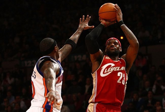 NEW YORK - NOVEMBER 06:  LeBron James #23 of the Cleveland Cavaliers shoots a basket against the New York Knicks at Madison Square Garden November 6, 2009 in New York City. NOTE TO USER: User expressly acknowledges and agrees that, by downloading and/or using this Photograph, User is consenting to the terms and conditions of the Getty Images License Agreement.  (Photo by Chris McGrath/Getty Images)
