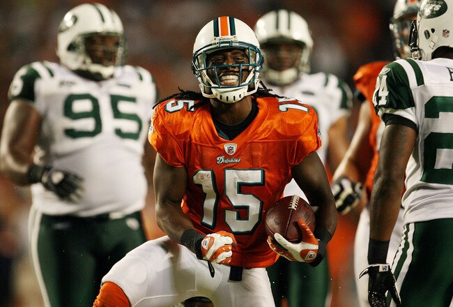 MIAMI - OCTOBER 12:  Wide receiver Davone Bess #15 of the Miami Dolphins celebrates after making a catch against the New York Jets at Land Shark Stadium on October 12, 2009 in Miami, Florida. The Dolphins defeated the Jets 31-27.  (Photo by Doug Benc/Getty Images)