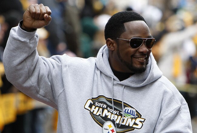 PITTSBURGH - FEBRUARY 03:  Head coach Mike Tomlin of the Pittsburgh Steelers acknowleges the crowd during a parade to celebrate winning Super Bowl XLIII on February 3, 2009 in Pittsburgh, Pennsylvania.  (Photo by Gregory Shamus/Getty Images)