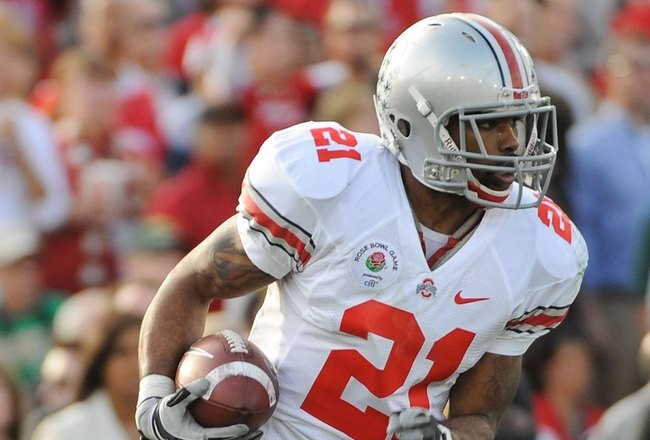 PASADENA, CA - JANUARY 01:  Anderson Russell #21 of the Ohio State Buckeyes returns a kick against the Oregon Ducks during the 96th Rose Bowl game on January 1, 2010 in Pasadena, California.  (Photo by Harry How/Getty Images)