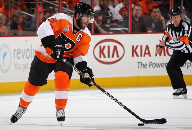 PHILADELPHIA - JUNE 09:  Mike Richards #18 of the Philadelphia Flyers handles the puck against the Chicago Blackhawks in Game Six of the 2010 NHL Stanley Cup Final at the Wachovia Center on June 9, 2010 in Philadelphia, Pennsylvania.  (Photo by Bruce Bennett/Getty Images)