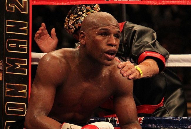 LAS VEGAS - MAY 01:  Floyd Mayweather Jr. looks on from his corner against Shane Mosley during their welterweight fight at the MGM Grand Garden Arena on May 1, 2010 in Las Vegas, Nevada. Mayweather Jr. defeated Mosley by unanimous decison.  (Photo by Jed Jacobsohn/Getty Images)