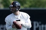PITTSBURGH - APRIL 19:  Ben Roethlisberger #7 of the Pittsburgh Steelers practices on April 19, 2010 at the Pittsburgh Steelers South Side training facility in Pittsburgh, Pennsylvania.  (Photo by Jared Wickerham/Getty Images)