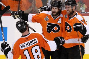 PHILADELPHIA - JUNE 04:  Jeff Carter #17 of the Philadelphia Flyers celebrates with teammates Simon Gagne #12 and Mike Richards #18 after scoring an empty-net goal in the third period against the Chicago Blackhawks to win Game Four of the 2010 NHL Stanley Cup Final 5-3 at Wachovia Center on June 4, 2010 in Philadelphia, Pennsylvania.  (Photo by Al Bello/Getty Images)