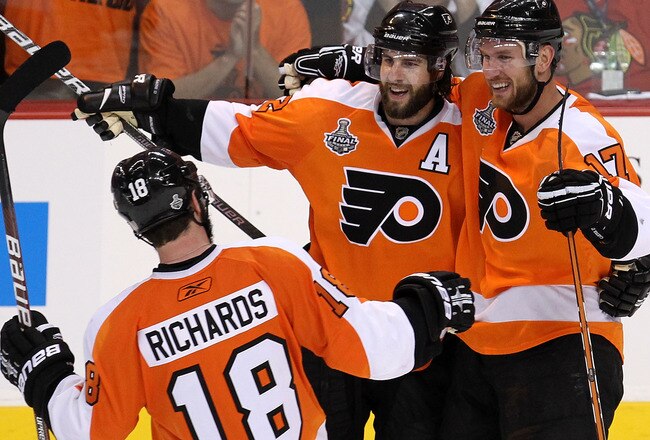 PHILADELPHIA - JUNE 04:  Jeff Carter #17 of the Philadelphia Flyers celebrates with teammates Simon Gagne #12 and Mike Richards #18 after scoring an empty-net goal in the third period against the Chicago Blackhawks to win Game Four of the 2010 NHL Stanley Cup Final 5-3 at Wachovia Center on June 4, 2010 in Philadelphia, Pennsylvania.  (Photo by Al Bello/Getty Images)