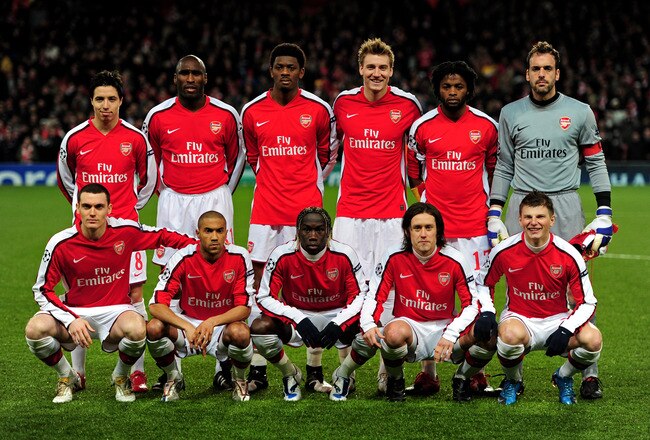 LONDON, ENGLAND - MARCH 09:  The Arsenal team pose for the cameras prior to kickoff during the UEFA Champions League round of 16 match between Arsenal and FC Porto at the Emirates Stadium on March 9, 2010 in London, England.  (Photo by Mike Hewitt/Getty Images)
