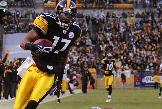 PITTSBURGH - DECEMBER 20:  Mike Wallace #17 of the Pittsburgh Steelers runs for a touchdown in the first quarter against the Green Bay Packers during the game on December 20, 2009 at Heinz Field in Pittsburgh, Pennsylvania.  (Photo by Jared Wickerham/Getty Images)