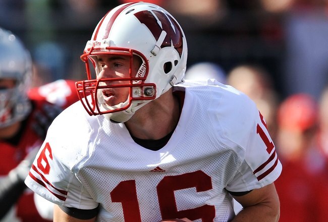 COLUMBUS, OH - OCTOBER 10:  Quarterback Scott Tolzien #16 of the Wisconsin Badgers hands off the ball against the Ohio State Buckeyes at Ohio Stadium on October 10, 2009 in Columbus, Ohio.  (Photo by Jamie Sabau/Getty Images)