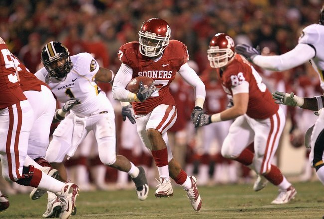 KANSAS CITY, MO - DECEMBER 06:  Mossis Madu #17 of the Oklahoma Sooners carries the ball during the game against the Missouri Tigers on December 6, 2008 at Arrowhead Stadium in Kansas City, Missouri. (Photo by Jamie Squire/Getty Images)