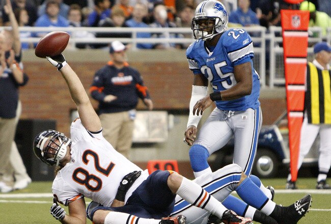 DETROIT - JANUARY 03: Greg Olsen #82 of the Chicago Bears celebrates a second quarter touchdown in front of Marvin White #25 of the Detroit Lions on January 3, 2010 at Ford Field in Detroit, Michigan.  (Photo by Gregory Shamus/Getty Images)
