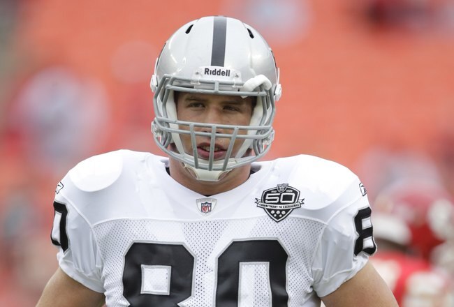 KANSAS CITY, MO - SEPTEMBER 20:  Zach Miller #80 of the Oakland Raiders looks on before the game against the Kansas City Chiefs at Arrowhead Stadium on September 20, 2009 in Kansas City, Missouri. (Photo by Jamie Squire/Getty Images)