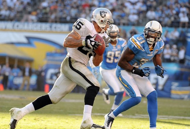 SAN DIEGO - NOVEMBER 01:  Justin Fargas #25 of the Oakland Raiders runs after a catch in front of Antonio Cromartie #31 of the San Diego Chargers during the fourth quarter at Qualcomm Stadium on November 1, 2009 in San Diego California. The Chargers defeated the Raiders 24-16. The Chargers won 24-16.  (Photo by Harry How/Getty Images)