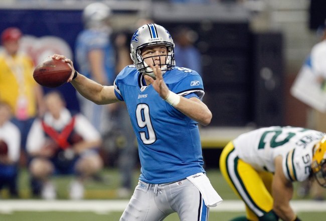 DETROIT , MI - NOVEMBER 26:  Matthew Stafford #9 of the Detroit Lions passes the ball during the game against the Green Bay Packers on November 26, 2009 at Ford Field in Detroit, Michigan. Green Bay won the game 34-12. (Photo by Gregory Shamus/Getty Images)
