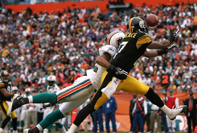MIAMI - JANUARY 03:  Wide receiver Mike Wallace #17 of the Pittsburgh Steelers reaches out to try and catch a touchdown pass as the ball is knocked away by safety Jason Allen #32 of the Miami Dolphins at Land Shark Stadium on January 3, 2010 in Miami, Florida. The Steelers defeated the Dolphins 30-24.  (Photo by Doug Benc/Getty Images)