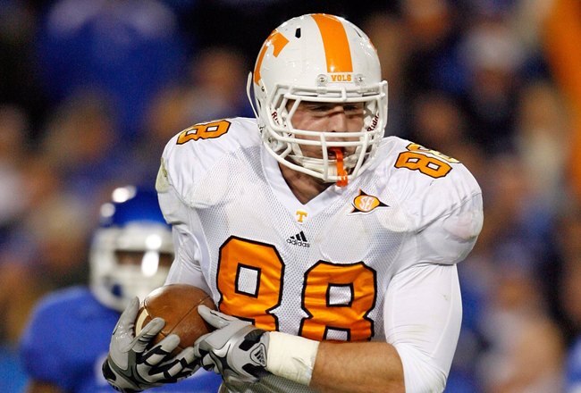 LEXINGTON, KY - NOVEMBER 28:  Luke Stocker #88 of the Tennessee Volunteers catches a touchdown pass during the SEC game against the Kentucky Wildcats at Commonwealth Stadium on November 28, 2009 in Lexington, Kentucky.  (Photo by Andy Lyons/Getty Images)