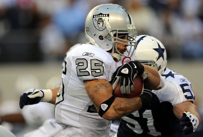 ARLINGTON, TX - NOVEMBER 26:  Running back Justin Fargas #25 of the Oakland Raiders at Cowboys Stadium on November 26, 2009 in Arlington, Texas.  (Photo by Ronald Martinez/Getty Images)