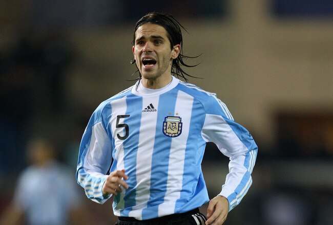 MADRID, SPAIN - NOVEMBER 14:  Fernando Gago of Argentina in action during the friendly International football match Spain against Argentina at the Vicente Calderon stadium in Madrid, on November 14, 2009 in Madrid, Spain.  (Photo by Clive Brunskill/Getty Images)