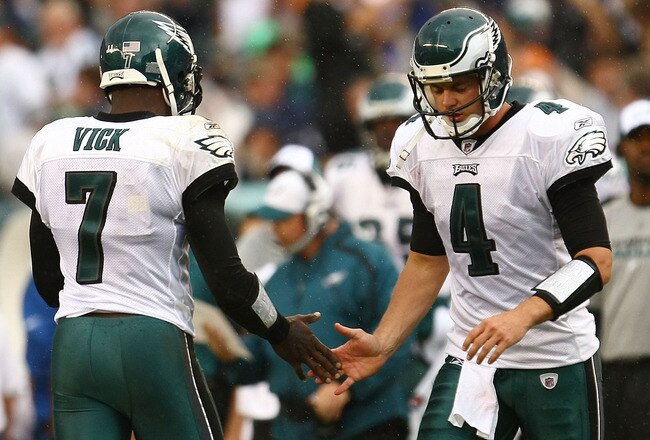 PHILADELPHIA - SEPTEMBER 27: Michael Vick #7 of the Philadelphia Eagles substitutes with team mate Kevin Kolb #4 against the Kansas City Chiefs on September 27, 2009 at Lincoln Financial Field in Philadelphia, Pennsylvania.  (Photo by Chris McGrath/Getty Images)