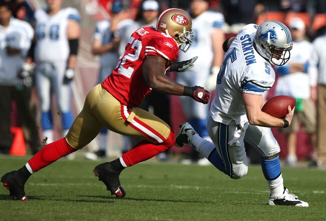 SAN FRANCISCO - DECEMBER 27:  Patrick Willis #52 of the San Francisco 49ers chases quarterback Drew Stanton #5 of the Detroit Lions during an NFL game at Candlestick Park on December 27, 2009 in San Francisco, California.  (Photo by Jed Jacobsohn/Getty Images)