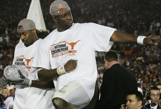 PASADENA, CA - JANUARY 04:  Quarterback Vince Young #10 of the Texas Longhorns gives a Heisman pose to the crowd after defeating the USC Trojans 41-38 to win the BCS National Championship Rose Bowl Game on January 4, 2006 in Pasadena, California.  (Photo by Stephen Dunn/Getty Images)
