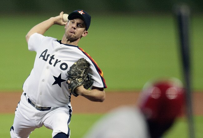 HOUSTON - JULY 24:  Pitcher Roy Oswalt #44 of the Houston Astros throws against the Cincinnati Reds in the first inning at Minute Maid Park on July 24, 2010 in Houston, Texas.  (Photo by Bob Levey/Getty Images)