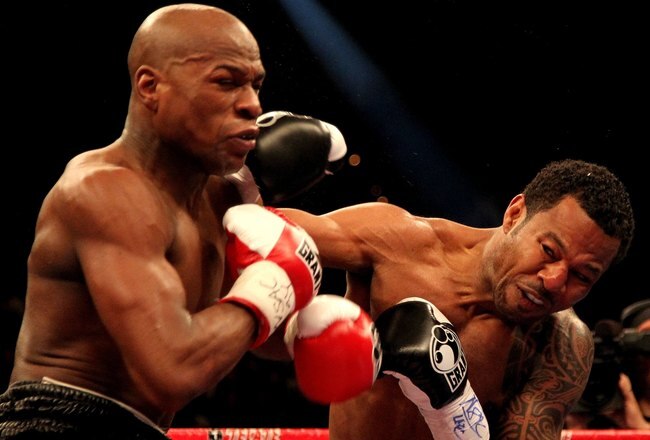 LAS VEGAS - MAY 01:  (L-R) Floyd Mayweather Jr. in action against Shane Mosley during their welterweight fight at the MGM Grand Garden Arena on May 1, 2010 in Las Vegas, Nevada.  (Photo by Jed Jacobsohn/Getty Images)