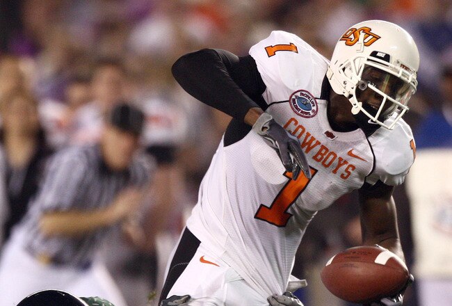 SAN DIEGO, CA - DECEMBER 30:   Wide Receiver Dez Bryant  #1 of the Oklahoma State University Cowboys catches the ball and runs in for a touchdown against the University of Oregon Ducks during the Pacific Life Holiday Bowl at Qualcomm Stadium on December 30, 2008 in San Diego, California. (Photo by Donald Miralle/Getty Images)