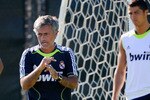 LOS ANGELES, CA - AUGUST 03:  Coach Jose Mourinho (C) of Real Madrid instructs his players during a training session on the campus of UCLA on August 3, 2010 in Los Angeles, California. Real Madrid will play Club America of Mexico in San Francisco, California, on August 4 and the Los Angeles Galaxy on August 7 at the Rose Bowl in Pasadena, California, during their pre-eason tour of USA.  (Photo by Kevork Djansezian/Getty Images)
