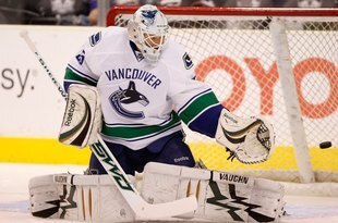 LOS ANGELES, CA - OCTOBER 29:  Cory Schneider #35 of the Vancouver Canucks warms up prior to the game against the Los Angeles Kings at Staples Center on October 29, 2009 in Los Angeles, California.  (Photo by Jeff Gross/Getty Images)