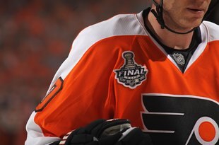PHILADELPHIA - JUNE 02:  The Stanley Cup Final logo is seen on the uniform of Chris Pronger #20 of the Philadelphia Flyer in Game Three of the 2010 NHL Stanley Cup Final against the Chicago Blackhawks at Wachovia Center on June 2, 2010 in Philadelphia, Pennsylvania.  (Photo by Bruce Bennett/Getty Images)