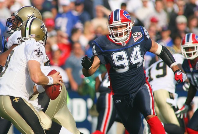 ORCHARD PARK, NY - SEPTEMBER 27:  Aaron Schobel #94 of the Buffalo Bills rushes quarterback Drew Brees #9 of the New Orleans Saints at Ralph Wilson Stadium on September 27, 2009 in Orchard Park, New York. (Photo by Rick Stewart/Getty Images)