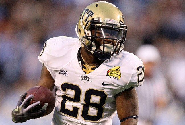 CHARLOTTE, NC - DECEMBER 26:  Dion Lewis #28 of the Pittsburgh Panthers runs with the ball against the North Carolina Tar Heels during their game on December 26, 2009 in Charlotte, North Carolina.  (Photo by Streeter Lecka/Getty Images)