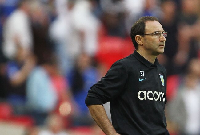 LONDON, ENGLAND - APRIL 10:  Aston Villa manager Martin O'Neill looks dejected as he watches his team lose in the FA Cup sponsored by E.ON Semi Final match between Aston Villa and Chelsea at Wembley Stadium on April 10, 2010 in London, England.  (Photo by Clive Rose/Getty Images)