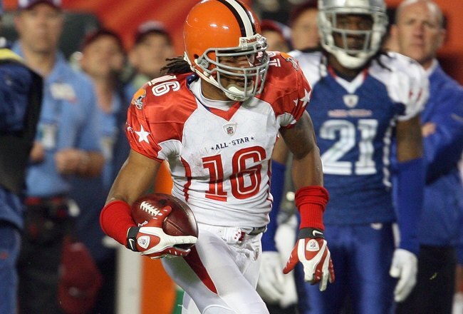 MIAMI GARDENS, FL - JANUARY 31:  Josh Cribbs #16 of the Cleveland Browns carries the ball during the 2010 AFC-NFC Pro Bowl at Sun Life Stadium on January 31, 2010 in Miami Gardens, Florida. (Photo by Doug Benc/Getty Images)