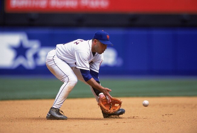 24 Jun 2001:  Rey Ordonez #10 of the New York Mets in action during the game against the Atlanta Braves at Shea Stadium in Flushing, New York.  The Braves defeated the Mets 8-4.Mandatory Credit: Ezra Shaw  /Allsport