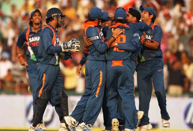MOHALI, INDIA - NOVEMBER 02:  The Indian  team celebrate the run out of Ricky Ponting of Australia during the fourth One Day International match between India and Australia at Punjab Cricket Association Stadium on November 2, 2009 in Mohali, India.  (Photo by Mark Kolbe/Getty Images)