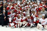 Large_080604-red-wings-stanley-cup-pose_crop_150x100